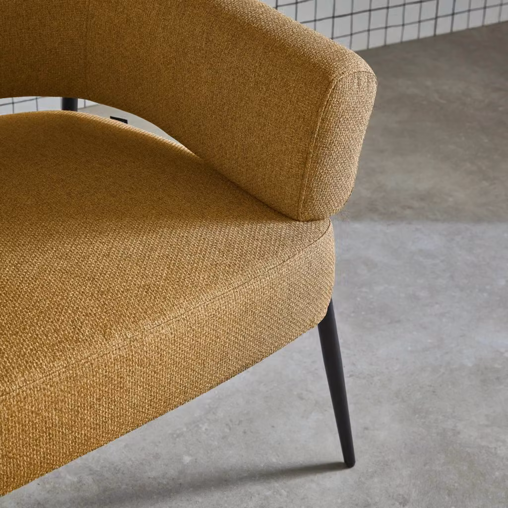 Poltrona lounge Sweeek in tessuto giallo con schienale incurvato e struttura in metallo, L: 72.5 cm, P: 69.0 cm, H: 81.5 cm – 2