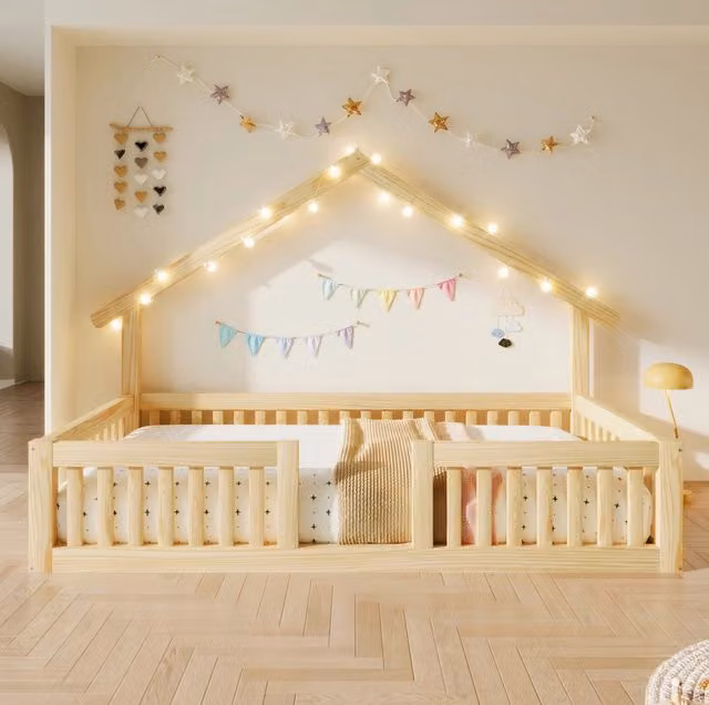 Letto a casetta per bambini 90x200 cm con sponde di sicurezza e luci LED; legno naturale