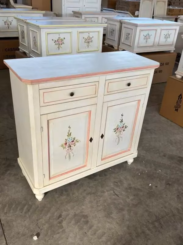 Credenza Shabby Chic in Legno con 2 Porte e Decori Floreali di Mobili 2G, Bianco Anticato e Rosa, L: 105 cm, P: 45 cm, H: 98 cm – 1