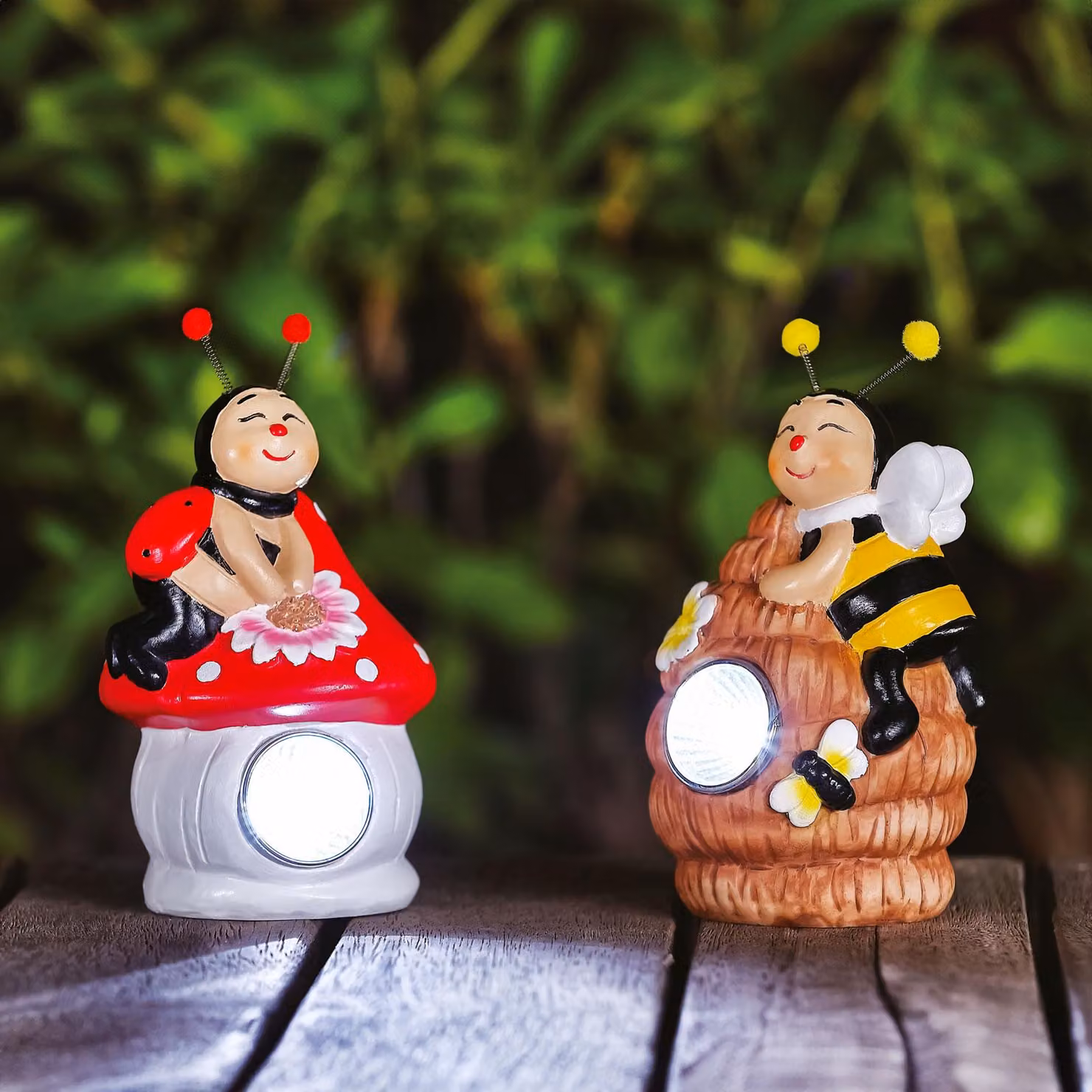 1 x Decorazione da giardino solare a forma di animale con LED (alimentata a energia solare) - Ape o coccinella - 1 LED bianco freddo - Accensione e spegnimento automatici - Illuminazione d'atmosfera per giardino e terrazza - Design casuale [11426G]