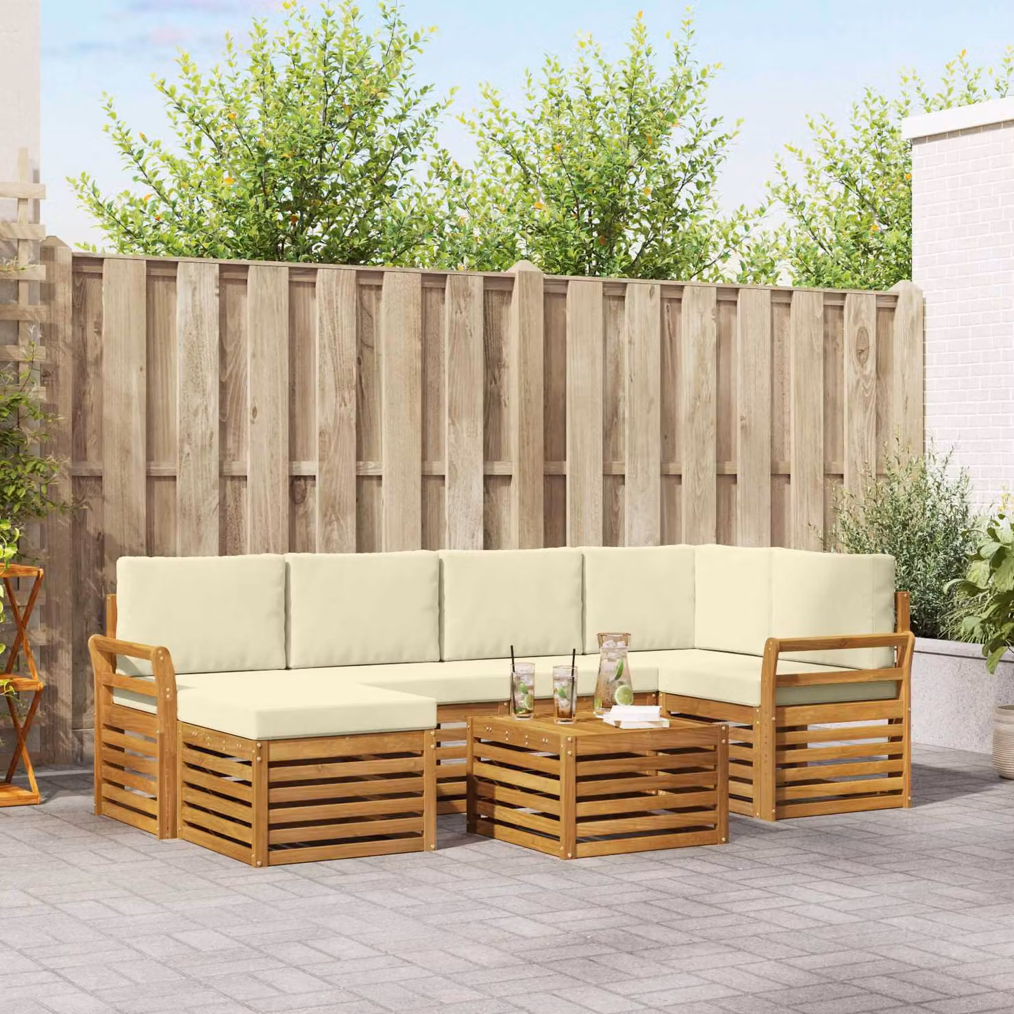 Set di divani da esterno vidaXL 7 pezzi in legno di acacia con cuscini beige e bianco per giardino e terrazza