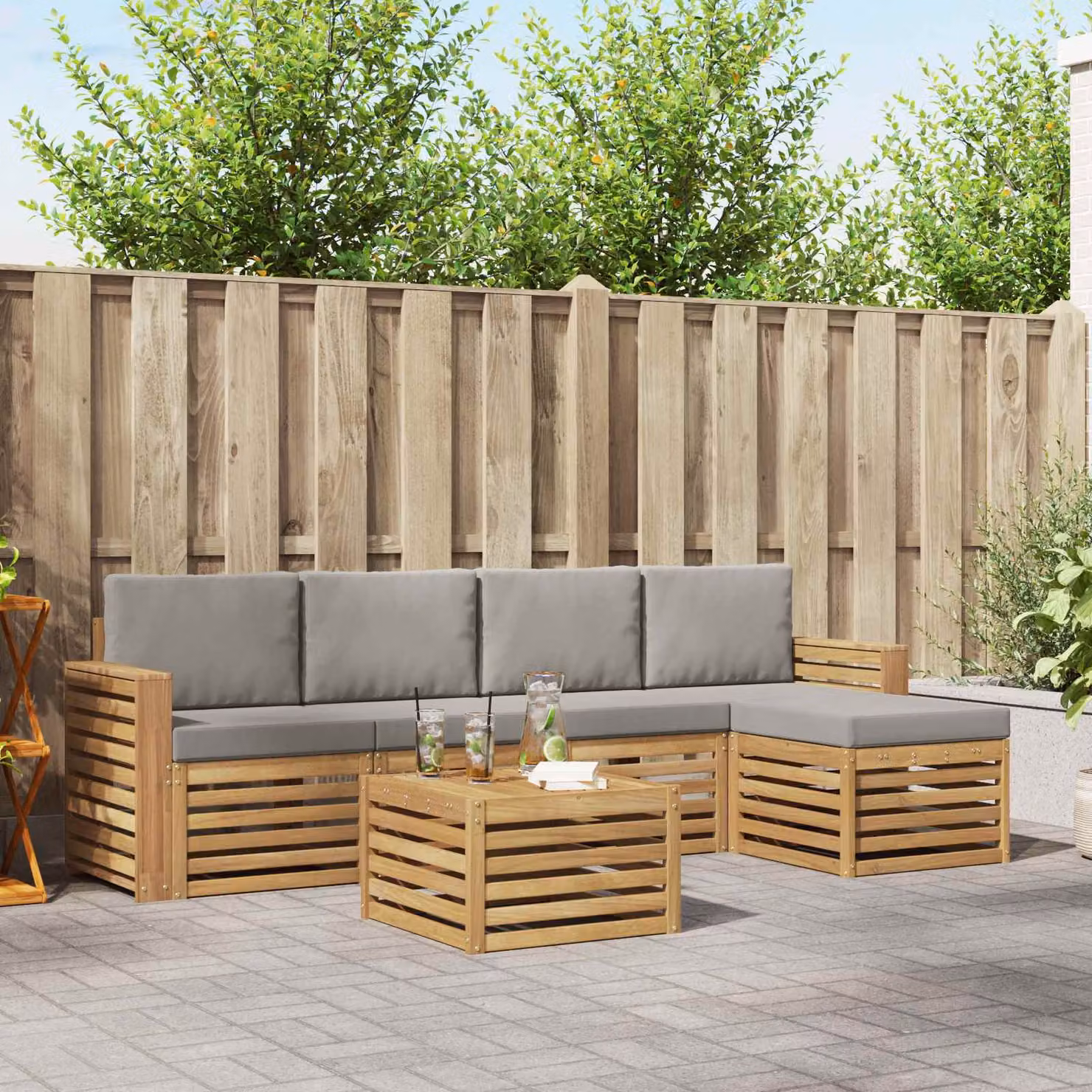Set di divani da esterno vidaXL a forma di L composto da 6 pezzi con tavolino e pouf, in legno di acacia e tessuto resistente ai raggi UV, Bianco e Grigio