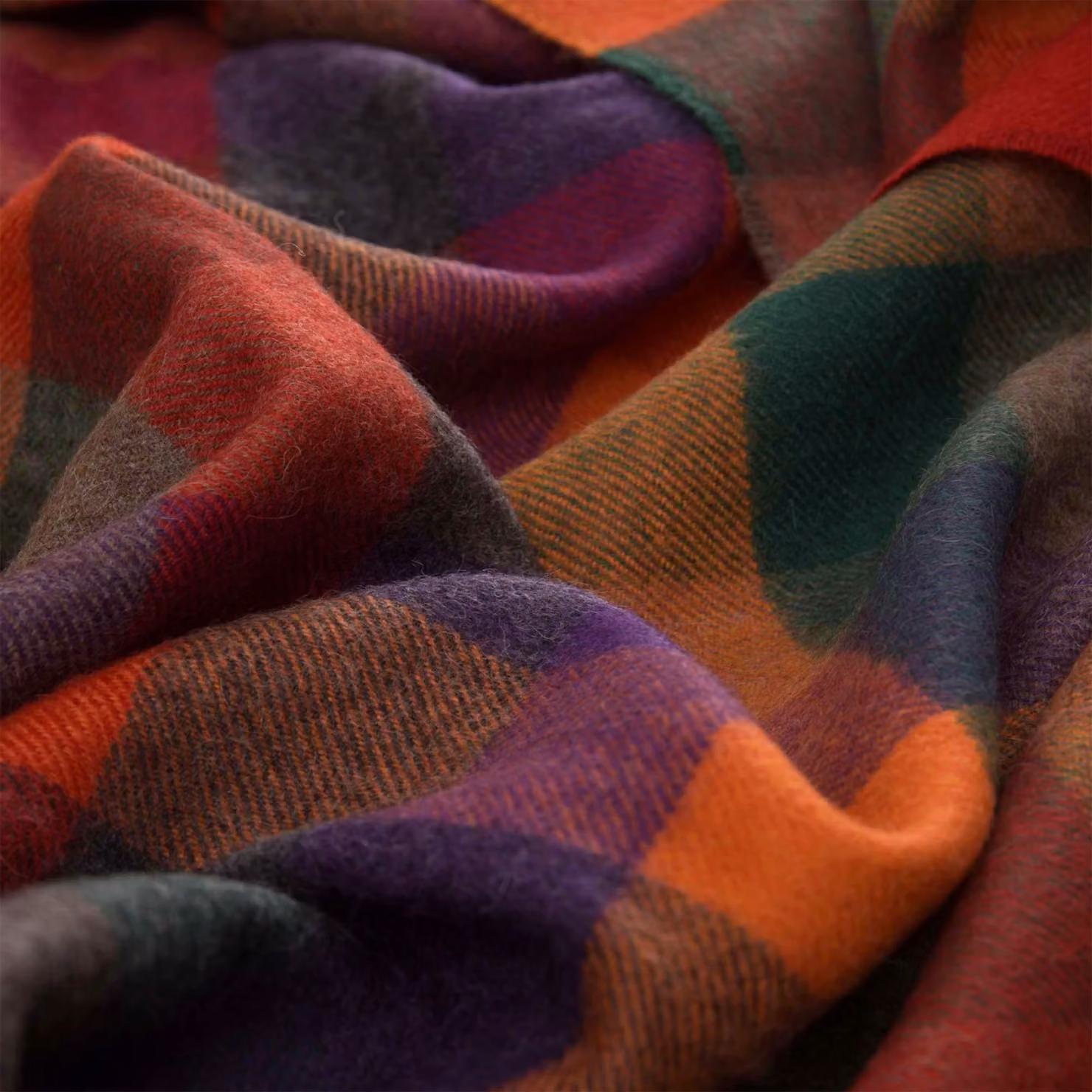 Coperta in alpaca 130x200 cm, a quadri nei colori rosso, arancione e verde, realizzata al 100% in lana di alpaca baby