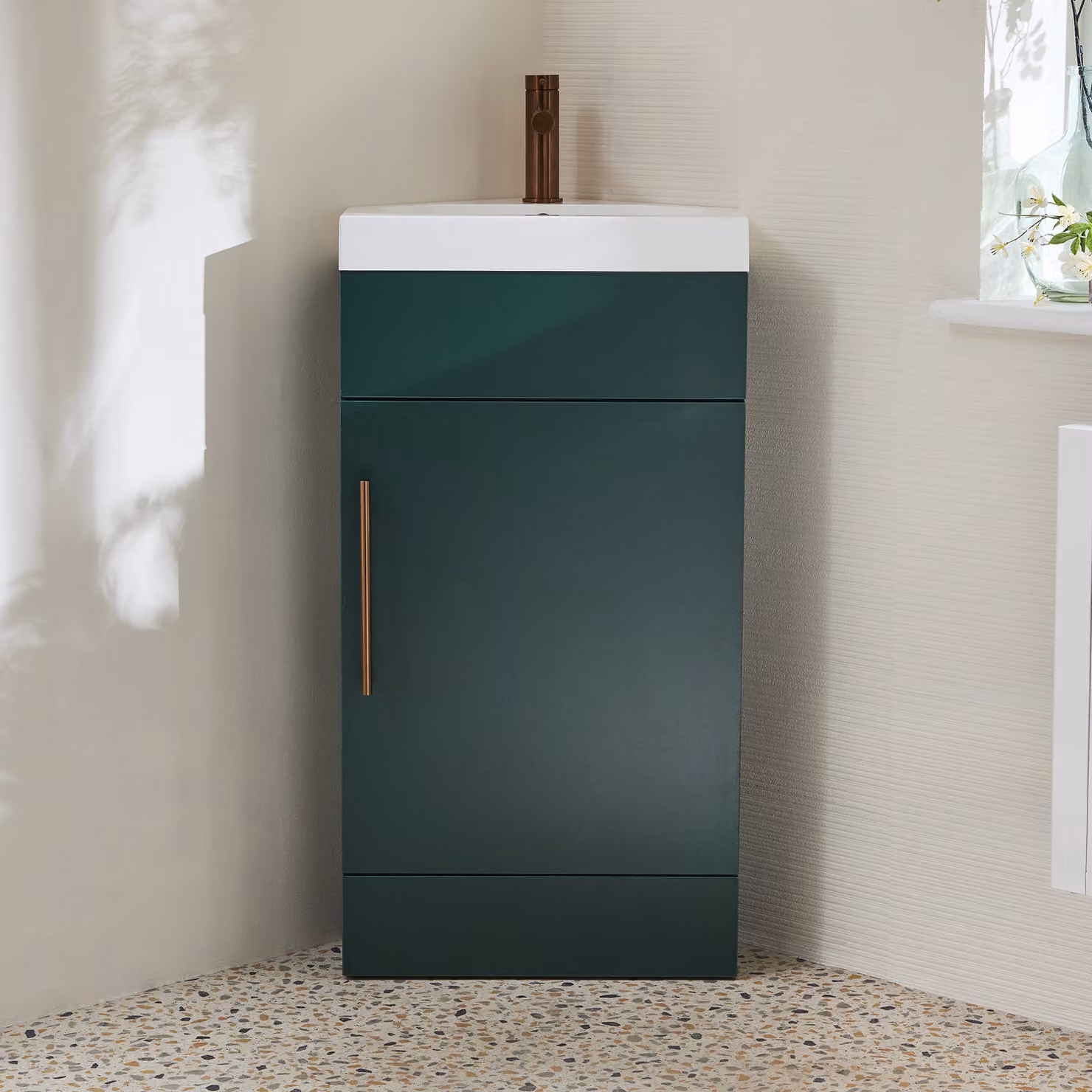 Mobile Bagno a Terra Angolare Verde Scuro da 450mm con Lavabo e Maniglia con Barra a T in Rame Satinato - Cluo
