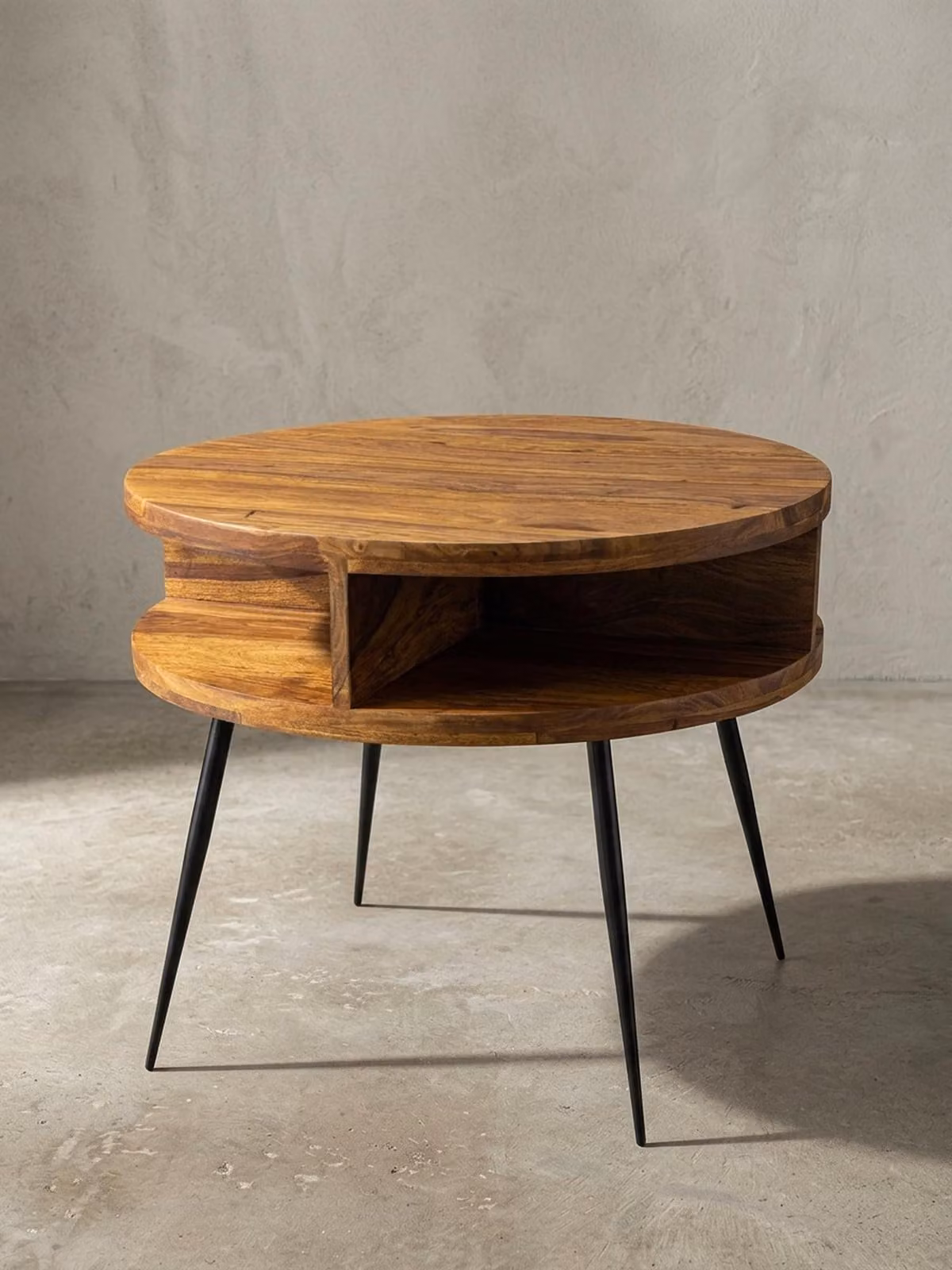 Tavolino in legno massiccio di sheesham, rotondo, 4 vani portaoggetti, struttura in metallo nero. 60x60x45 cm | Kadima Design