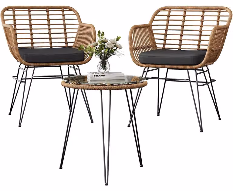 Set da bistrot in rattan, composto da 3 pezzi: 2 poltrone imbottite, un tavolo con piano in vetro e una struttura in metallo. Colore: giallo. Ideale per l'esterno, resistente alle intemperie