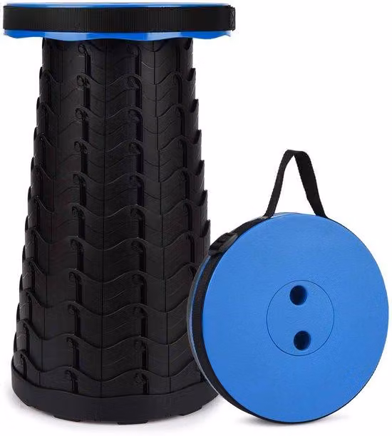 Sgabello pieghevole e regolabile in altezza, ideale per interni ed esterni, marca Unyqoos®. Realizzato in nylon/PP, con design a squame di pesce, dotato di tracolla per il trasporto. Altezza regolabile da 6,5 a 45 cm, capacità massima di carico: 180 kg