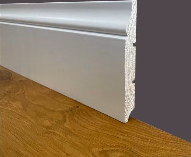 100ml di Battiscopa PREMIUM in legno MASSELLO mod.BAROCCO 120x16 laccato bianco