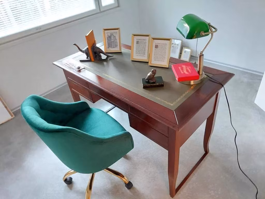Scrivania Arte Povera Mobili 2G in Legno di Pino con Piano in Pelle, Colore Noce e Verde, L: 130 cm, P: 65 cm, H: 81 cm – 2