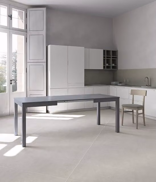 Tavolo allungabile moderno E-Stylo Stones in MDF laminato grigio opaco con gambe in faggio, L: 80 x P: 130/210 x H: 76 cm