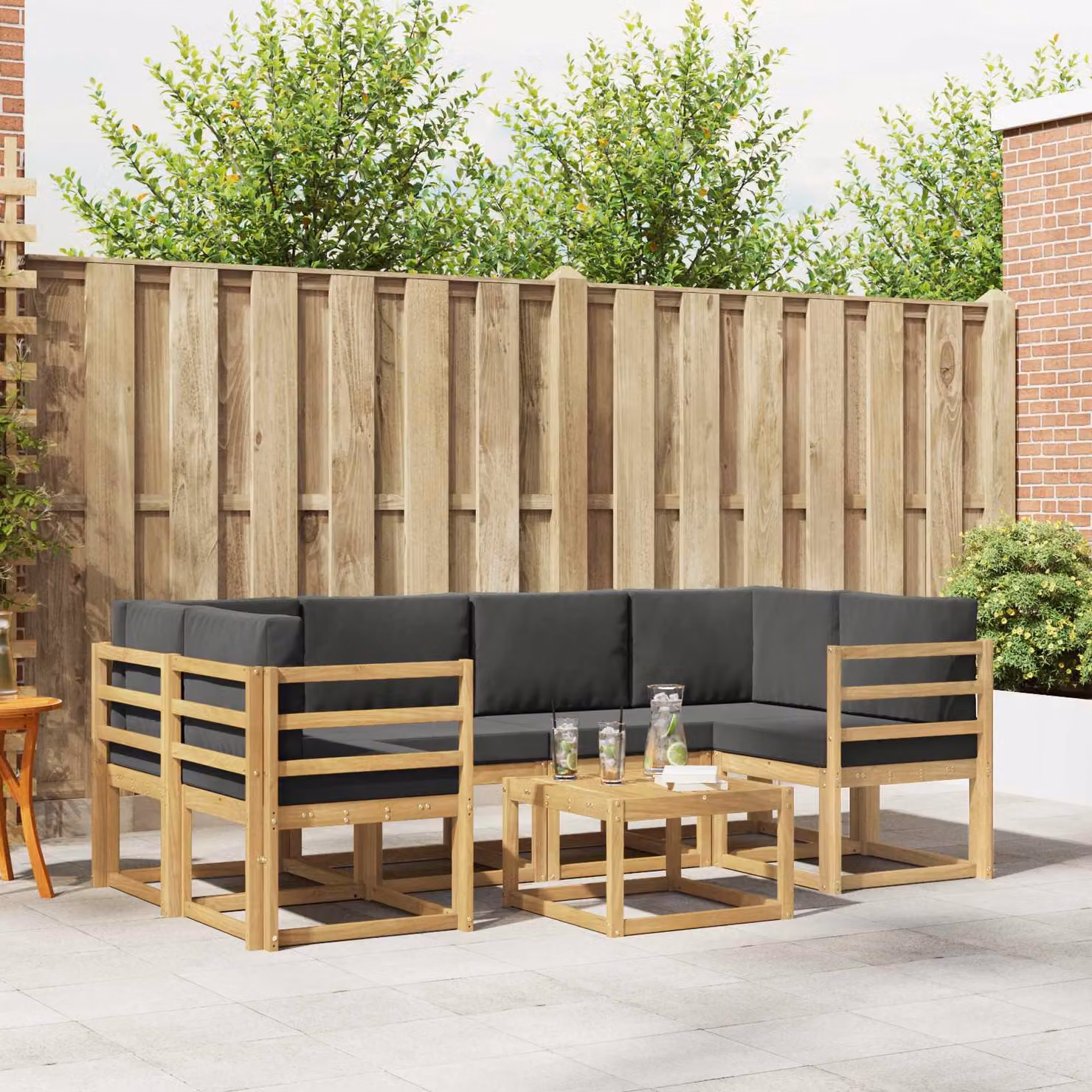 vidaXL Set di divani da esterno 7 pz in legno di acacia con tavolo da caffè e cuscini, Bianco e Antracite