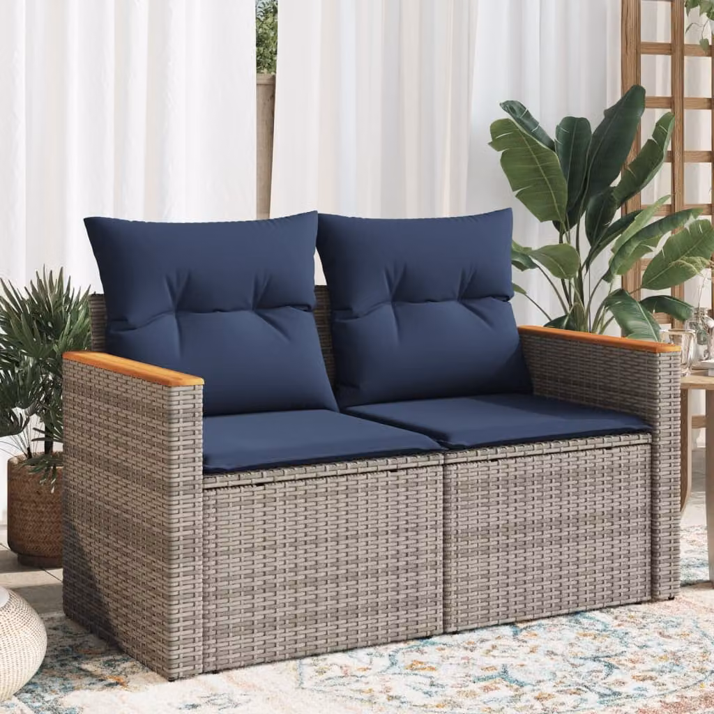 vidaXL Divano da giardino a 2 posti in polyrattan con cuscini grigi e blu e struttura in legno di acacia