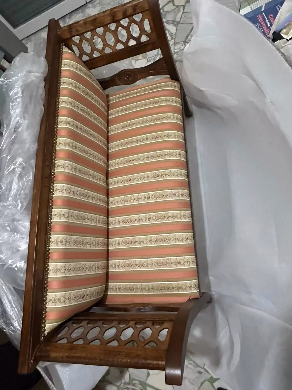 Divanetto imbottito in legno di faggio intagliato con fregi Mobili 2G L: 106 cm, P: 38 cm, H: 66 cm – 3