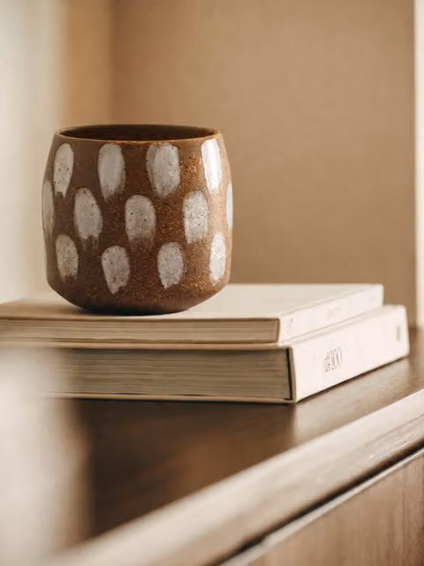 Lampada da tavolo Masai Kenay Home in ceramica marrone e bianca con base a pilastro e design astratto rotondo