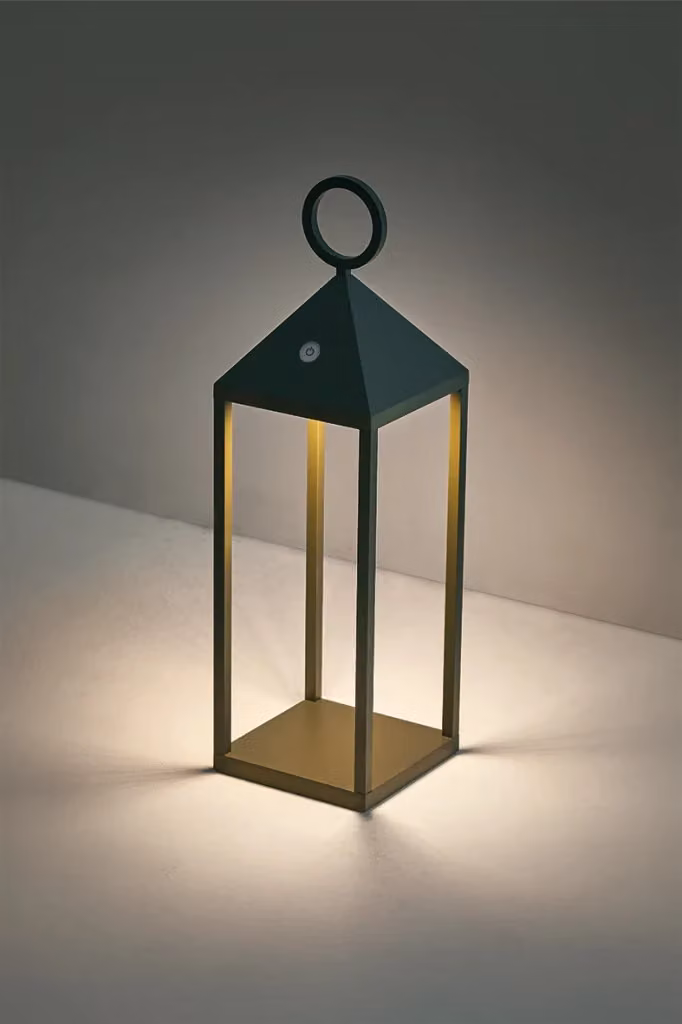 Lampada da tavolo portatile LED PICNIC Rossini Group, colore Verde, design in alluminio pressofuso, IP54, 2,2W, 2700K, Altezza: 67 cm – 2