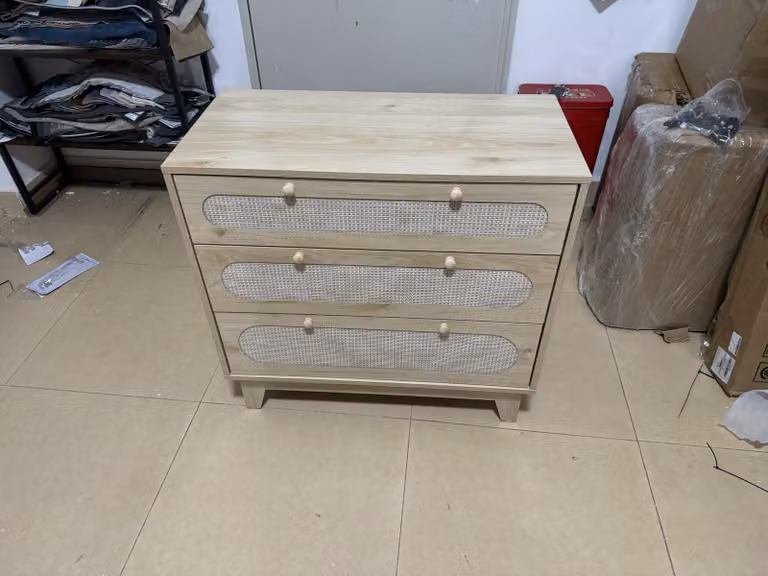 Set di 2 pezzi: una cassettiera e un mobiletto laterale, versatili e capienti. Colore: noce naturale. Materiali: legno di alta qualità e metallo