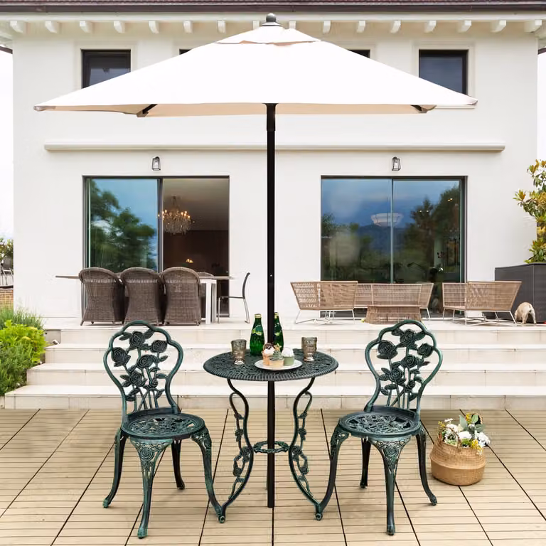 Set da giardino Costway composto da tavolo rotondo con foro per ombrellone e 2 sedie in alluminio verniciato verde scuro con decorazioni floreali stile antico