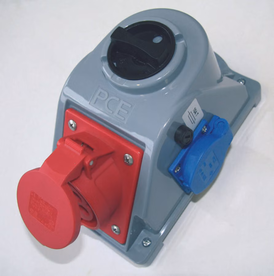 Nuova serie di prese con interruttore "Combo-Pol" 32A 400V 3P+Z+N, presa 2x230V, interruttore 0-1