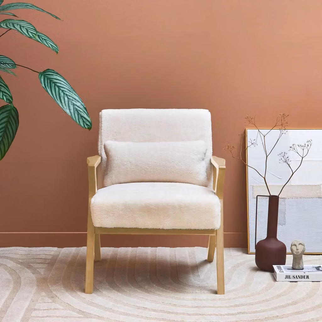Poltrona lounge scandinava Sweeek in legno di hevea e tessuto effetto pelliccia bianco L: 75 cm, P: 70,5 cm, H: 81 cm – 2