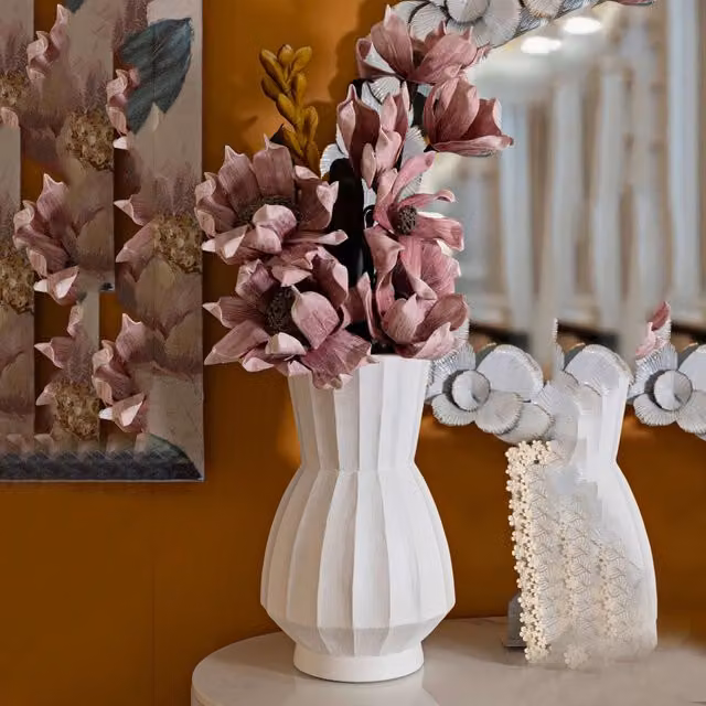 Vaso Darehamo in ceramica bianca con lavorazione scanalata e design moderno, diametro: 24 cm, altezza: 41 cm