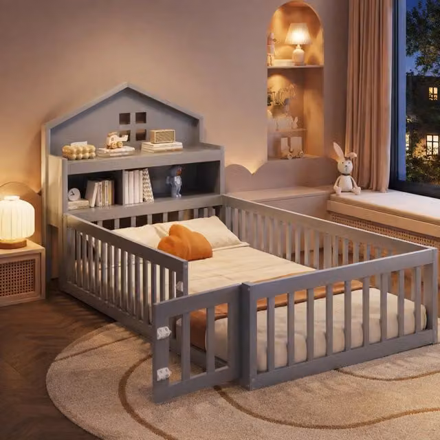 Letto per bambini 90x200 in legno massello con struttura a casa, ripiani integrati, sponda protettiva e rete a doghe grigia