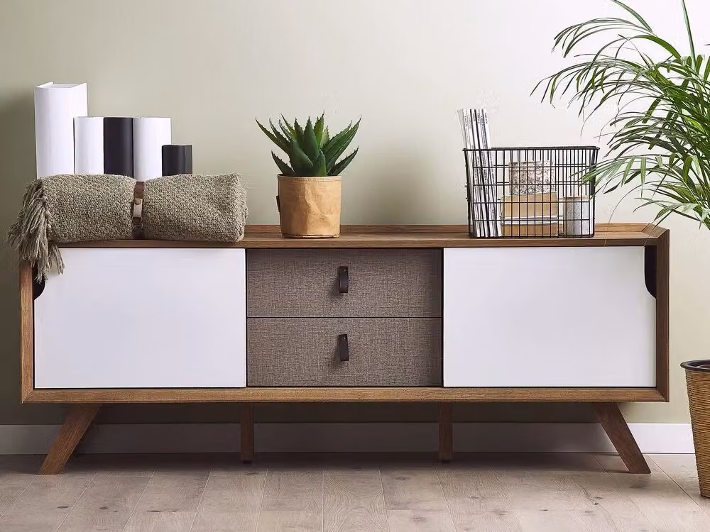 Madia credenza BELIANI in legno chiaro con 2 ante scorrevoli bianche e 2 cassetti grigi L: 147 cm, P: 42 cm, H: 56 cm – 2