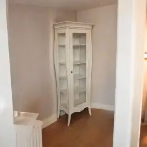 Vetrina cristalliera KIVIO in legno stile shabby chic bianco anticato con anta in vetro e ripiani interni H: 204 cm, L: 48 cm, P: 71 cm – 1