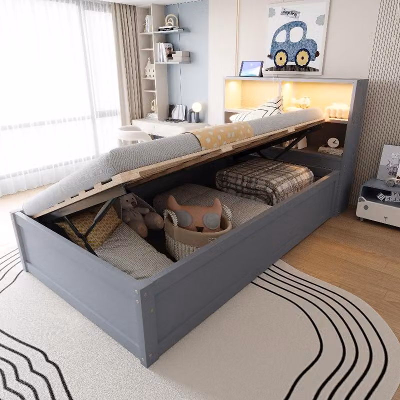 Divano letto 90x200 cm in legno di pino, colore grigio, con meccanismo a sollevamento idraulico e spazio contenitore, dotato di una striscia LED e di una presa di corrente, ideale per piccoli ambienti