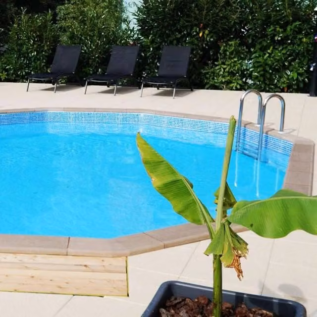 Piscina interrata rettangolare NATURALIS in pietra ricostruita effetto legno blu con filtrazione a sabbia L: 6,35 m, P: 4,72 m, H: 1,28 m