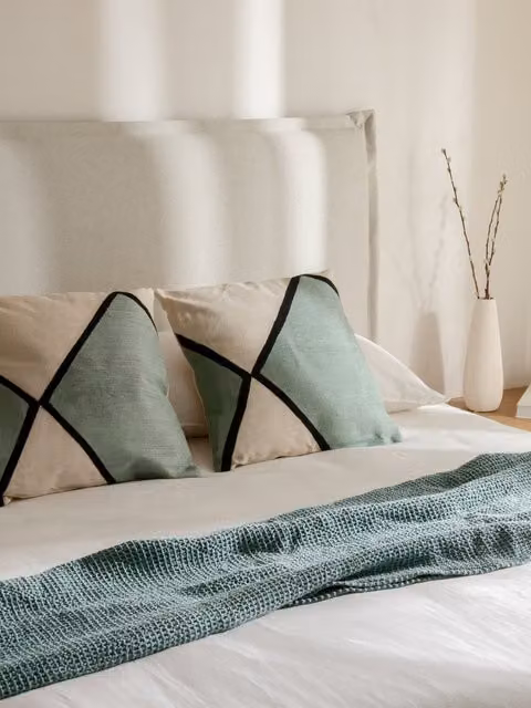 Set Bite-Obi Kenay Home composto da 2 cuscini color menta in cotone e plaid turchese con motivo grafico moderno