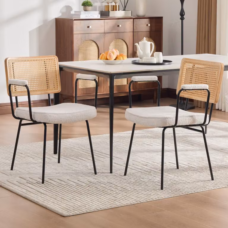 Set di 2 poltrone da pranzo con braccioli, seduta e schienale in tessuto tipo chenille con effetto rattan, colore avorio
