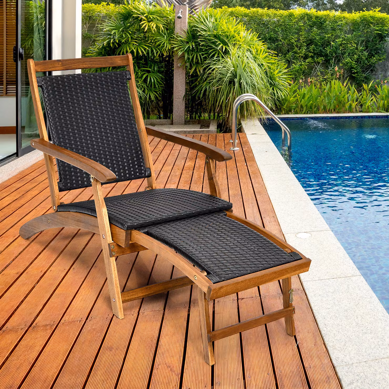 Sedia a sdraio da giardino Costway in legno di acacia con poggiapiedi telescopico e schienale ergonomico, colore nero