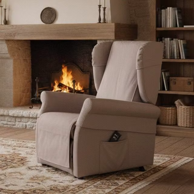 Poltroncina Treia DMORA Beige con Braccioli e Rivestimento in Tessuto L: 75 cm, P: 84 cm, H: 107 cm