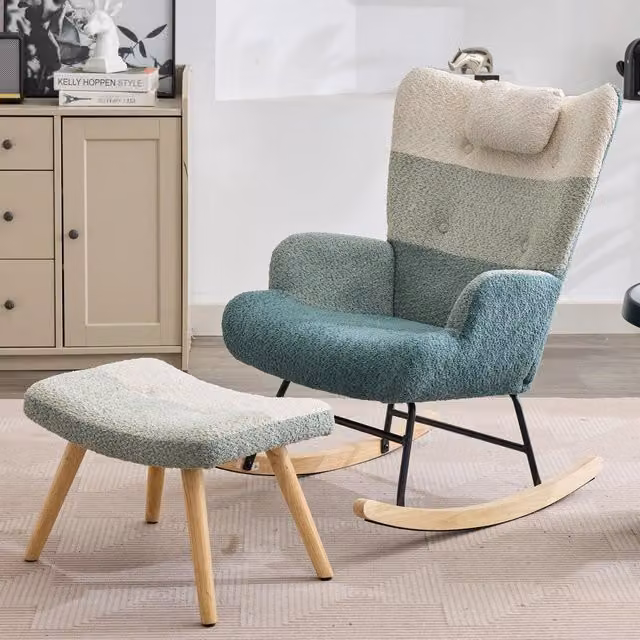 Sedia a dondolo imbottita WISHDOR in bouclé multicolore con schienale alto, braccioli e pouf incluso