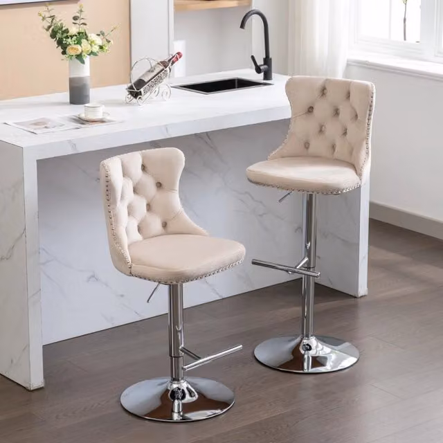 Sgabello da bar girevole OKWISH in velluto beige con schienale imbottito e base in metallo cromato