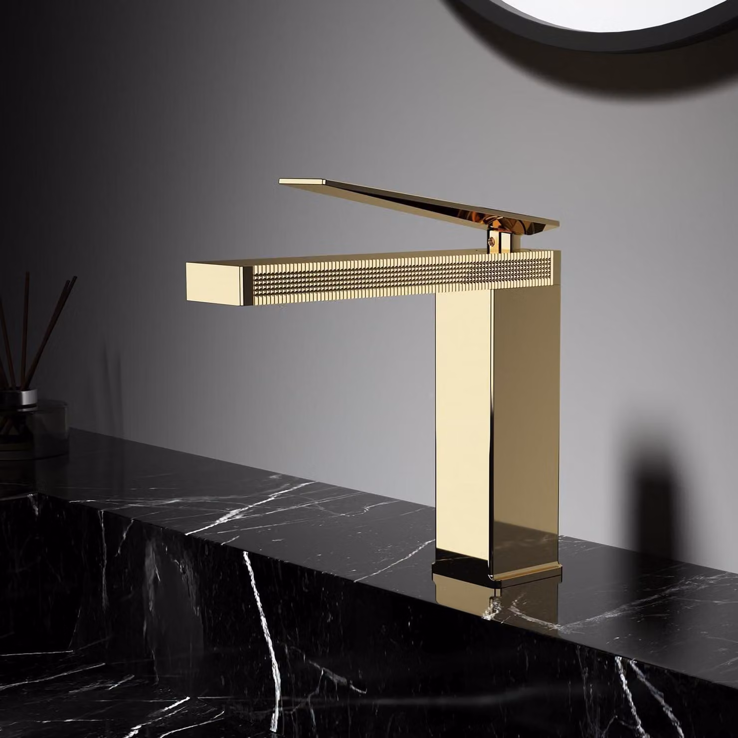 Miscelatore monocomando retrò in ottone dorato per lavabo
