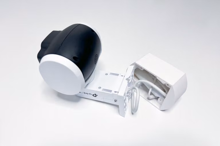 Supporto a parete o a soffitto con tappo per cavo per telecamere VIGI C540V, bianco