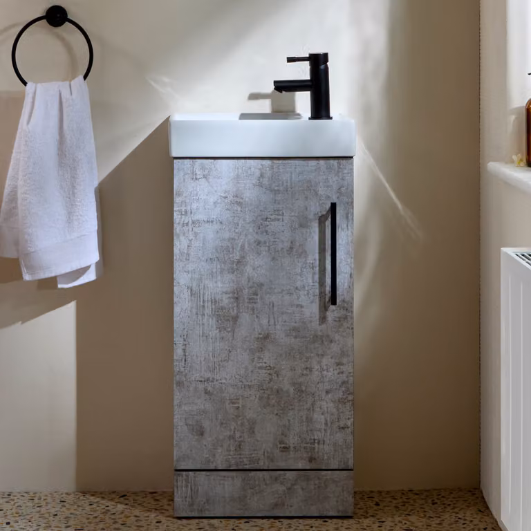 Mobile Bagno a Terra Grigio Cemento da 400mm con Lavabo e Maniglia con Barra a T Nera - Cluo