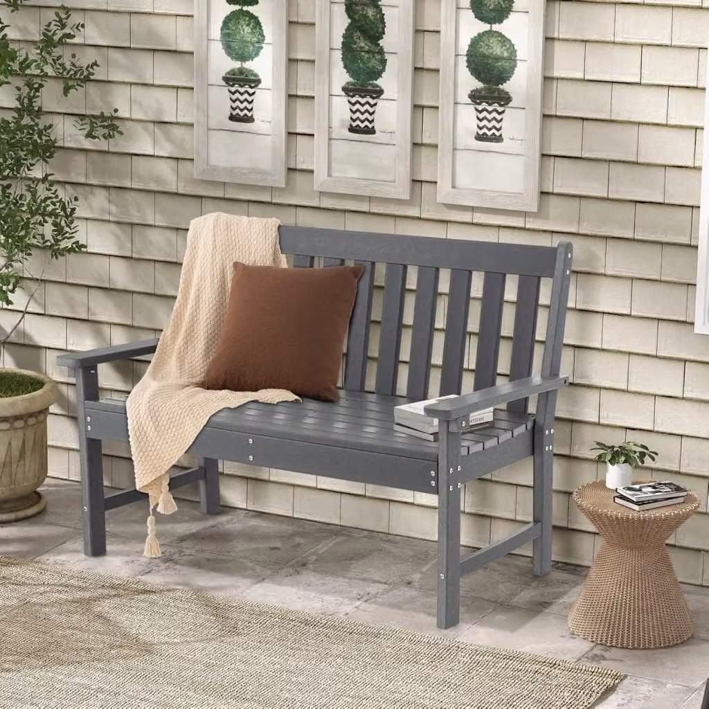 Panchina da esterno Costway in plastica resistente alle intemperie con schienale e braccioli, Grigio, L: 132 cm, P: 65 cm, H: 91 cm – 2
