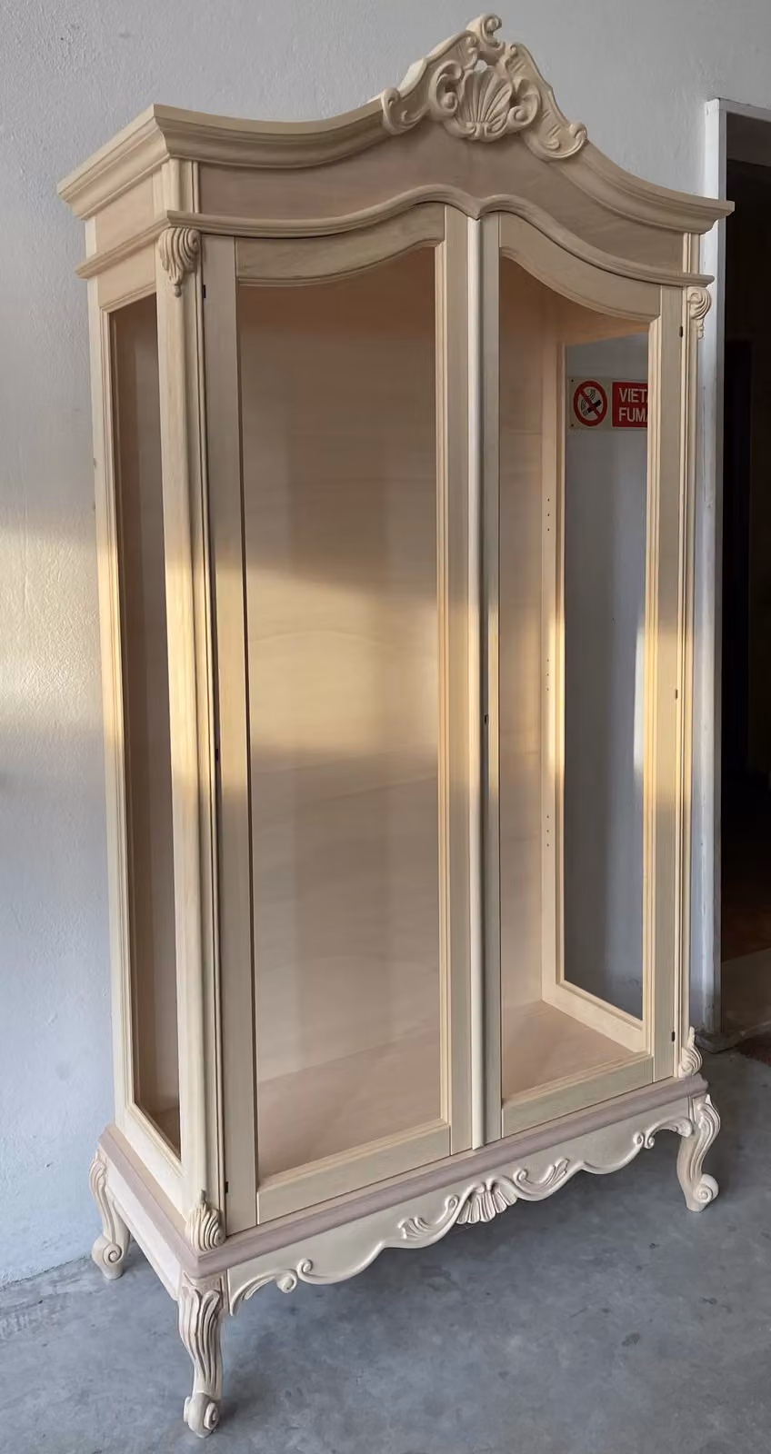 Vetrina classica in stile barocco Mobili 2G in legno grezzo con 2 ante in vetro, L: 114 cm, P: 46 cm, H: 214 cm – 2