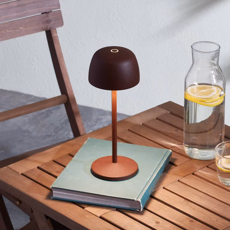 Lindby Lampada da tavolo a batteria LED Arietty, marrone, dimmerabile, IP65 Arietty Lindby, dimmerabile, Marrone / Ruggine, Soggiorno / Sala da pranzo, Alluminio, Moderno