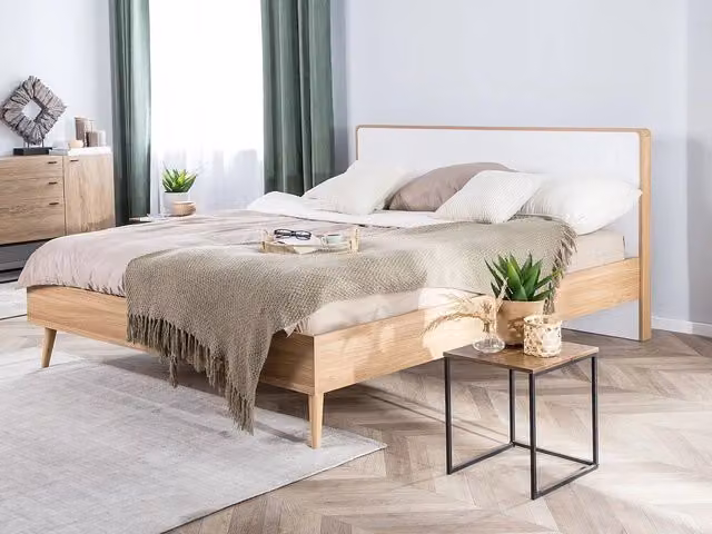 Letto Beliani in stile scandinavo con doghe in legno e testiera bianca e marrone L/P: 160 x 200 cm