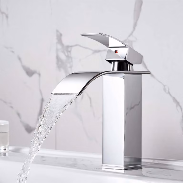 Miscelatore monocomando per lavabo a cascata, realizzato in ottone e acciaio inossidabile, con finitura cromata e basso livello di rumorosità