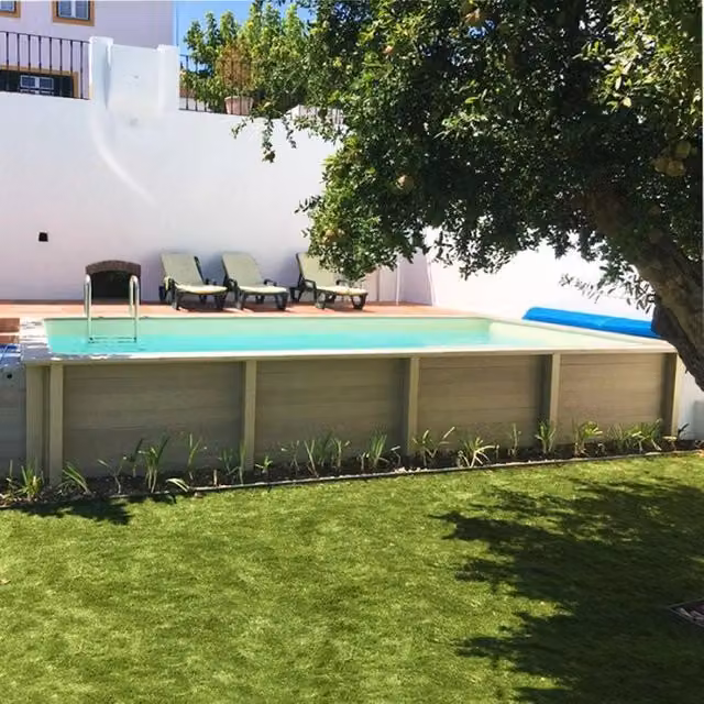 Piscina interrata rettangolare NATURALIS in pietra ricostruita effetto legno blu con filtrazione a sabbia e locale tecnico L: 7,50 m, P: 3,24 m, H: 1,28 m