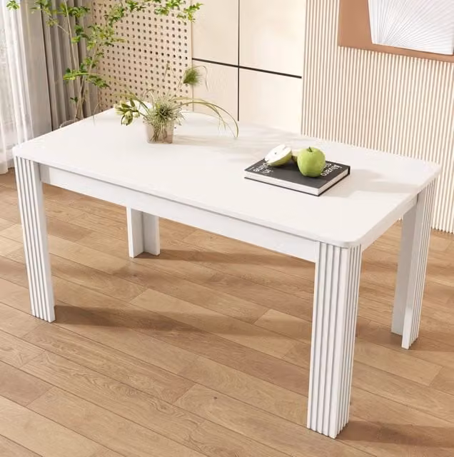 Tavolo da pranzo rettangolare con quattro gambe in truciolare bianco