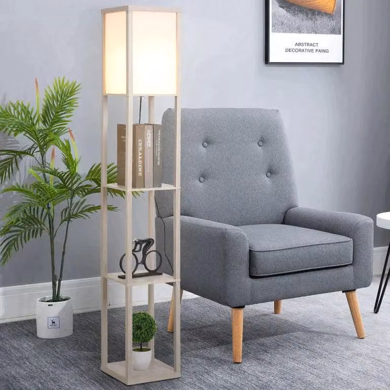 Lampada da terra con ripiani e spazio contenitivo | Colore: Noce chiaro e bianco | Dimensioni: 26x26x160 cm