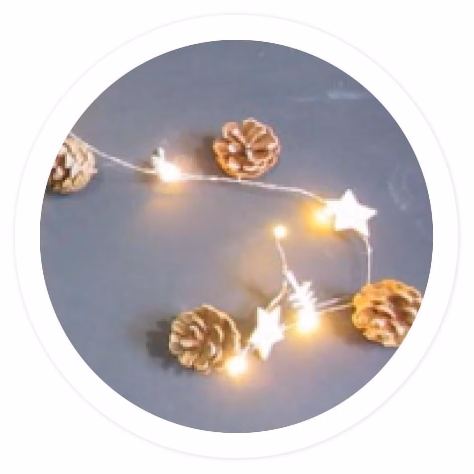 Catena luminosa a LED con stelline, pigne, alberi, lunghezza 1 metro, alimentata a batteria