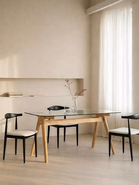Tavolo da pranzo rettangolare moderno Kenay Home con piano in vetro trasparente e legno massiccio L: 180 cm, H: 75 cm – 1