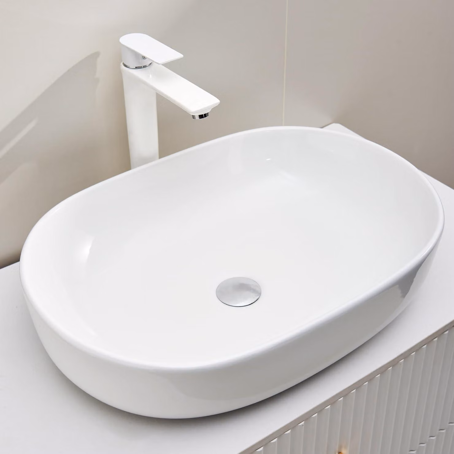 Lavabo da appoggio ovale in Vetroceramica, dimensioni 60x40x15 cm, colore bianco