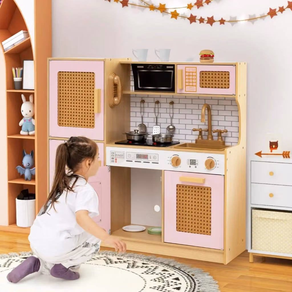 Set cucina giocattolo Design Mania in legno con ante in rattan e accessori, colore rosa, L: 80 cm, P: 40 cm, H: 84 cm – 2